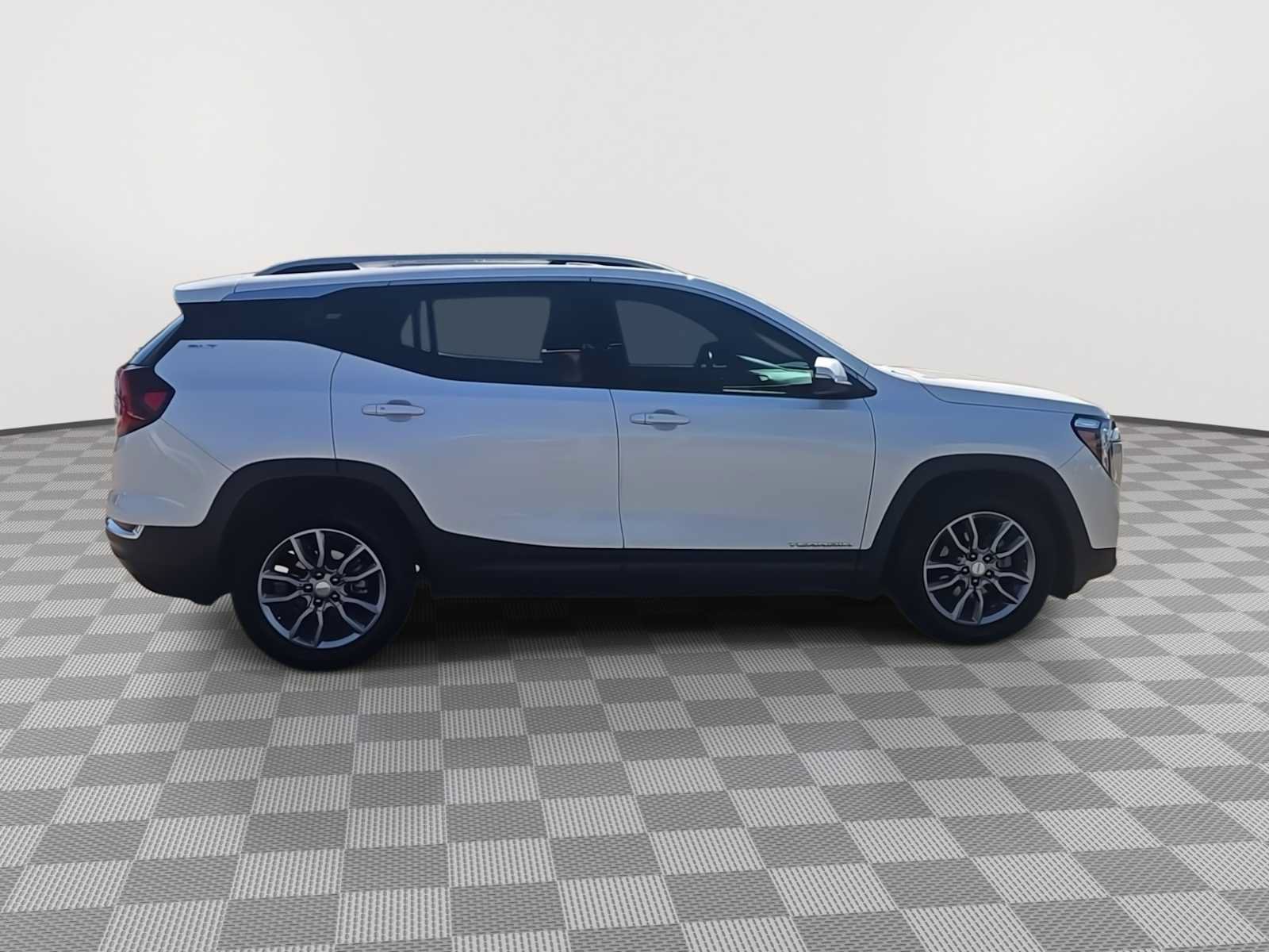 Used 2022 GMC Terrain SLT w/ Infotainment Package II FWD image 9