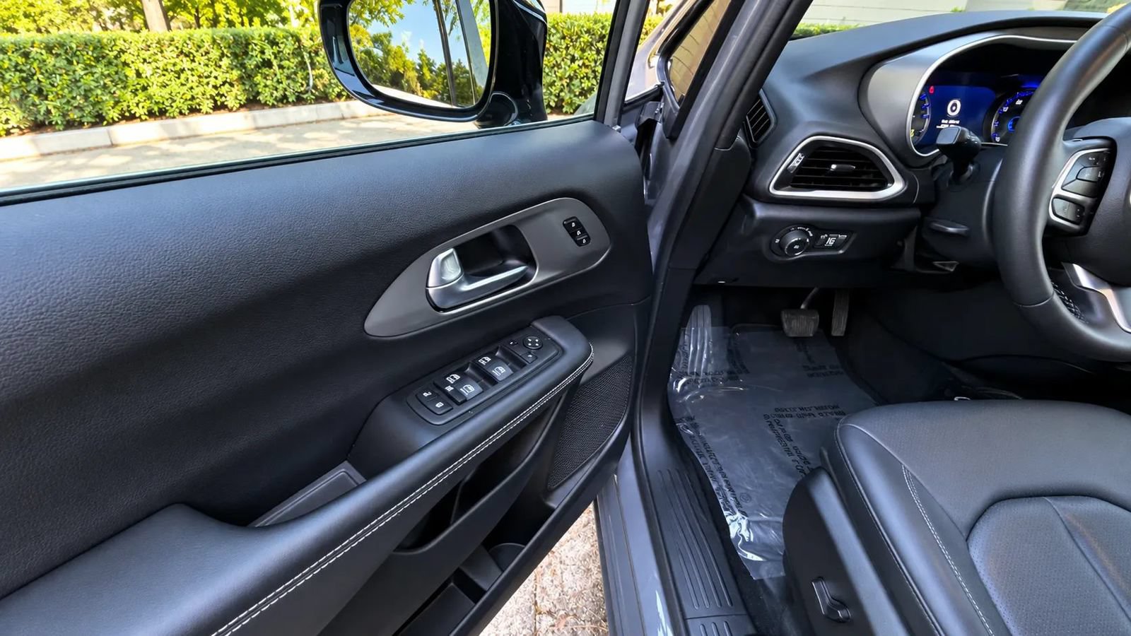 Used 2025 Chrysler Pacifica Select FWD image 22
