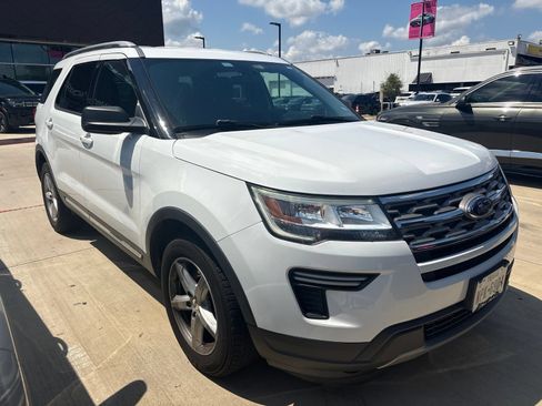 Used 2018 Ford Explorer XLT FWD image 3