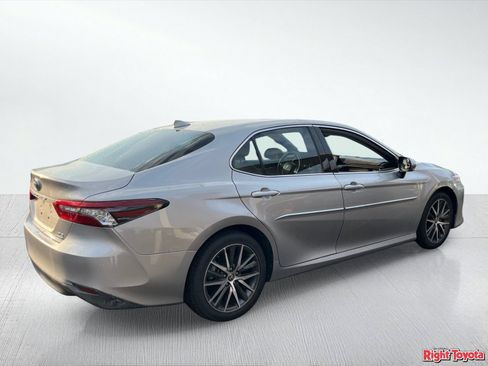 Certified 2022 Toyota Camry XLE w/ Navigation Upgrade Package FWD image 4