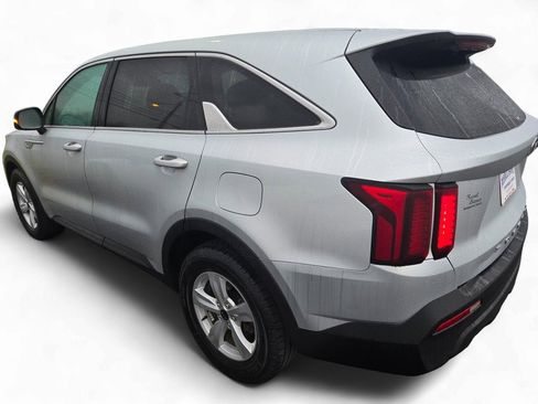 Used 2021 Kia Sorento LX image 3