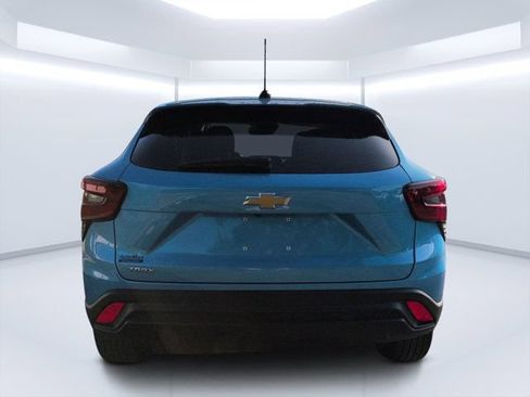 Used 2025 Chevrolet Trax LS w/ LS Convenience Package FWD image 4