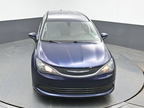 Used 2017 Chrysler Pacifica Touring w/ Tire & Wheel Group FWD image 36