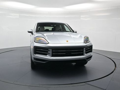 Used 2025 Porsche Cayenne image 30