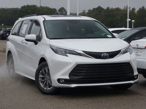 Used 2025 Toyota Sienna XLE image 7