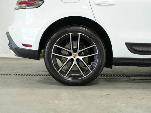 Certified 2025 Porsche Macan AWD/4WD image 40
