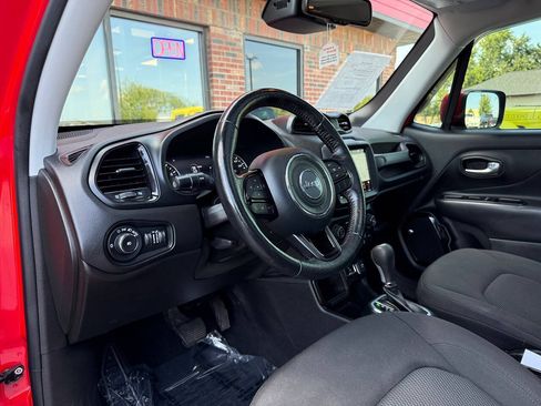 Used 2019 Jeep Renegade Altitude w/ UConnect 8.4 Nav Group FWD image 11