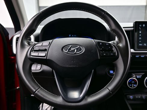 Used 2025 Hyundai Venue Limited image 24