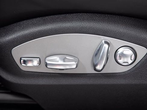 Certified 2025 Porsche Macan image 17