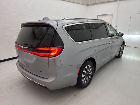 Used 2021 Chrysler Pacifica Touring-L image 13