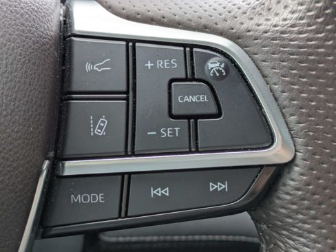Used 2024 Toyota Sienna Platinum FWD image 32