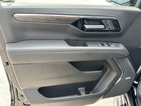 New 2025 Chevrolet Suburban Premier image 17