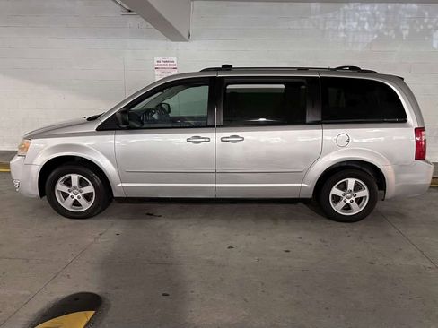 Used 2010 Dodge Grand Caravan SE image 2