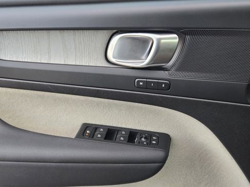 Used 2025 Volvo XC40 B5 Plus w/ Protection Package Premier image 26