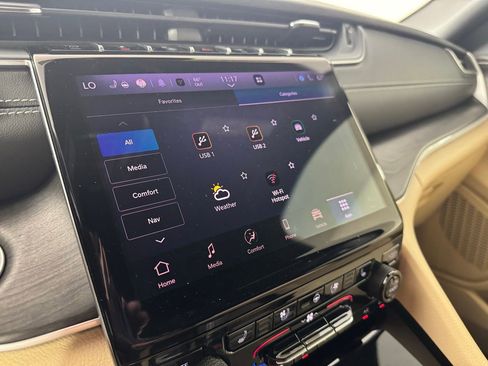 Used 2025 Jeep Grand Cherokee Limited w/ Luxury Tech Group II image 33