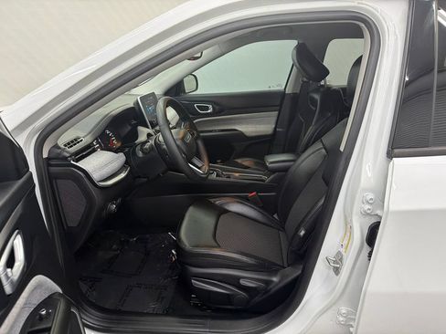 Used 2022 Jeep Compass Latitude FWD image 9