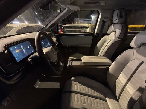 Used 2023 Rivian R1S Adventure image 6