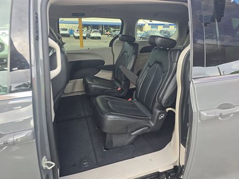 Used 2023 Chrysler Pacifica Touring-L FWD image 14