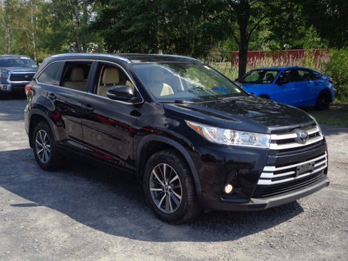 Used 2018 Toyota Highlander XLE AWD/4WD image 3
