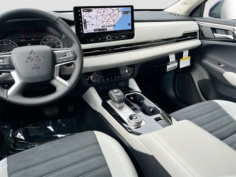 New 2025 Mitsubishi Outlander SE image 23