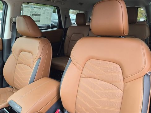 New 2025 Nissan Pathfinder Platinum w/ Black Appearance Package image 24