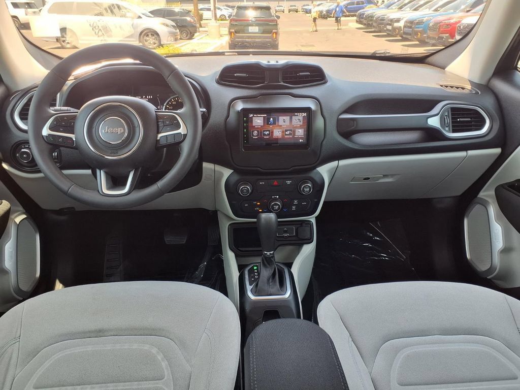 Used 2019 Jeep Renegade Latitude FWD image 2