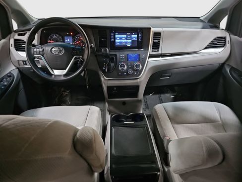 Used 2017 Toyota Sienna LE image 18