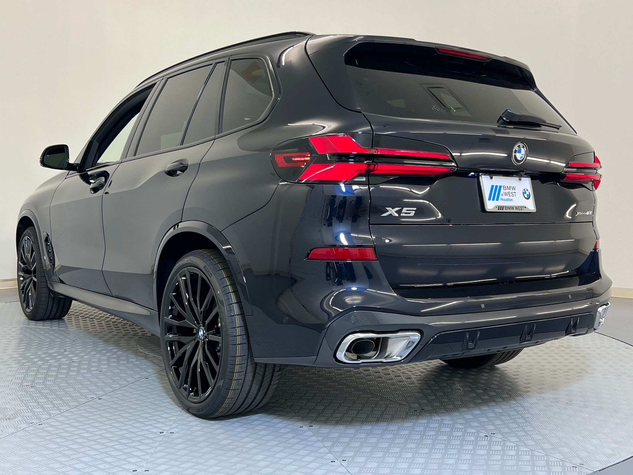 Used 2026 BMW X5 xDrive40i w/ M Sport Package AWD/4WD image 3