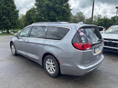 Used 2020 Chrysler Pacifica Touring-L FWD image 5