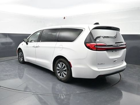 Used 2024 Chrysler Pacifica Limited FWD image 6