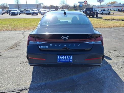 Used 2025 Hyundai Elantra SE image 19