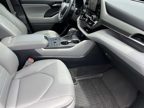 Used 2023 Toyota Highlander XLE AWD/4WD image 26