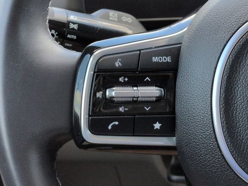 Used 2025 Kia Carnival FWD image 29