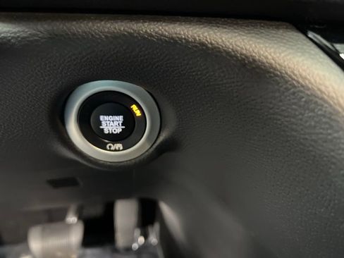 Used 2025 Chrysler Pacifica Select image 24