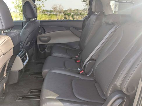 Certified 2026 Kia Carnival EX FWD image 18