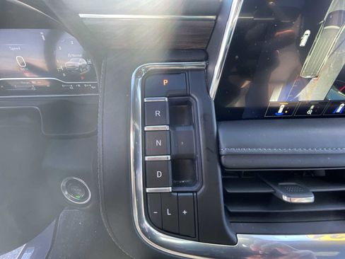 Used 2024 Chevrolet Suburban Z71 w/ Z71 Off-Road Package image 15