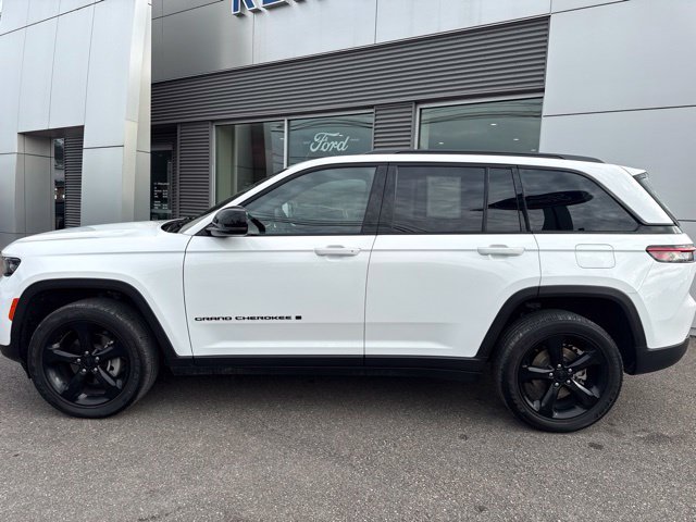 Used 2023 Jeep Grand Cherokee Altitude AWD/4WD image 9
