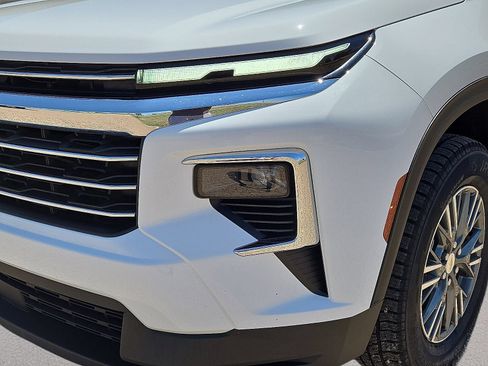 Used 2025 Chevrolet Traverse LT FWD image 9