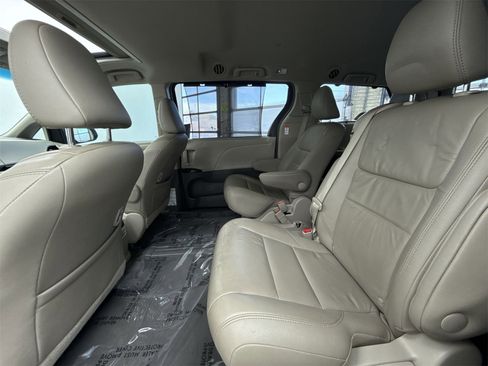Used 2017 Toyota Sienna XLE image 33