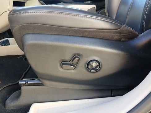 Used 2023 Chrysler Pacifica Touring-L image 28