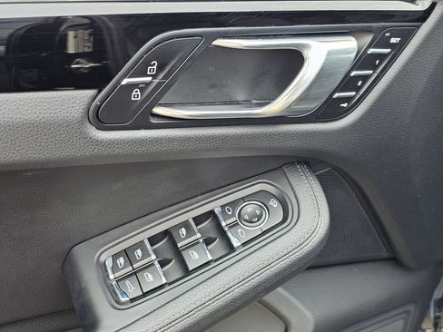 Used 2025 Porsche Macan AWD/4WD image 31