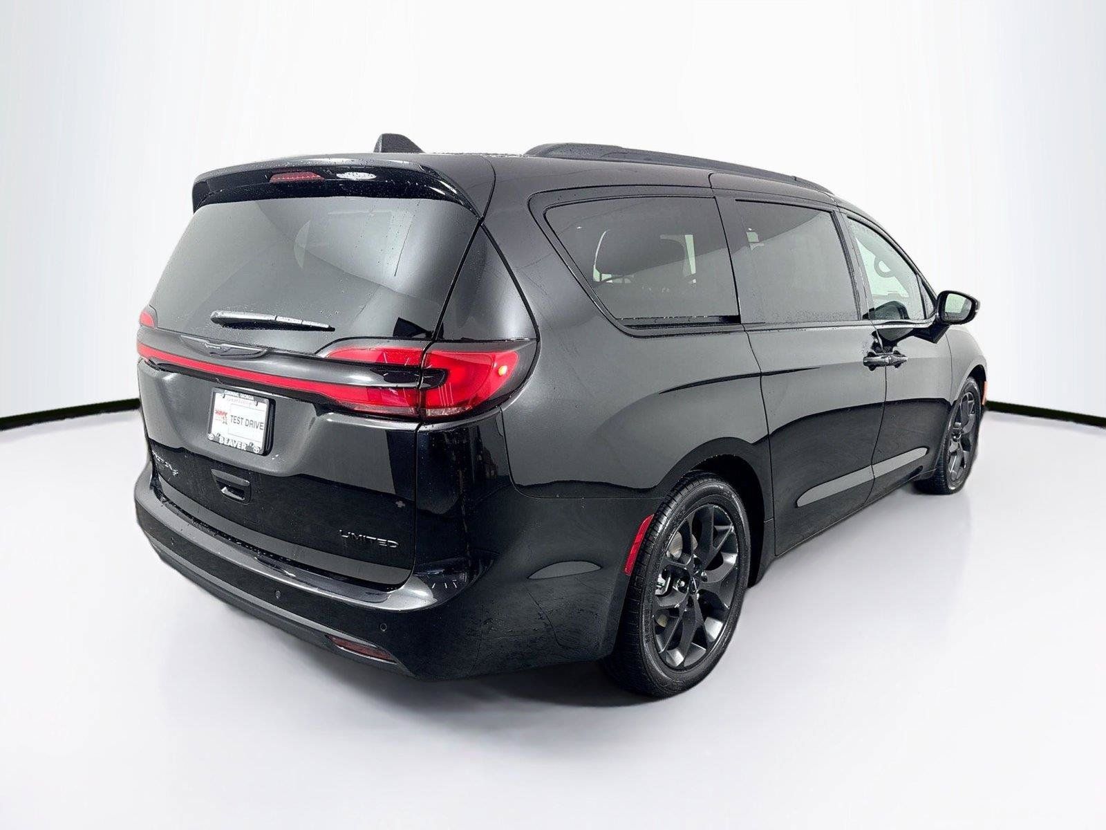 Used 2025 Chrysler Pacifica Limited FWD image 2
