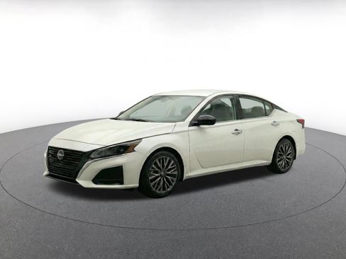 Used 2025 Nissan Altima 2.5 SV FWD image 3