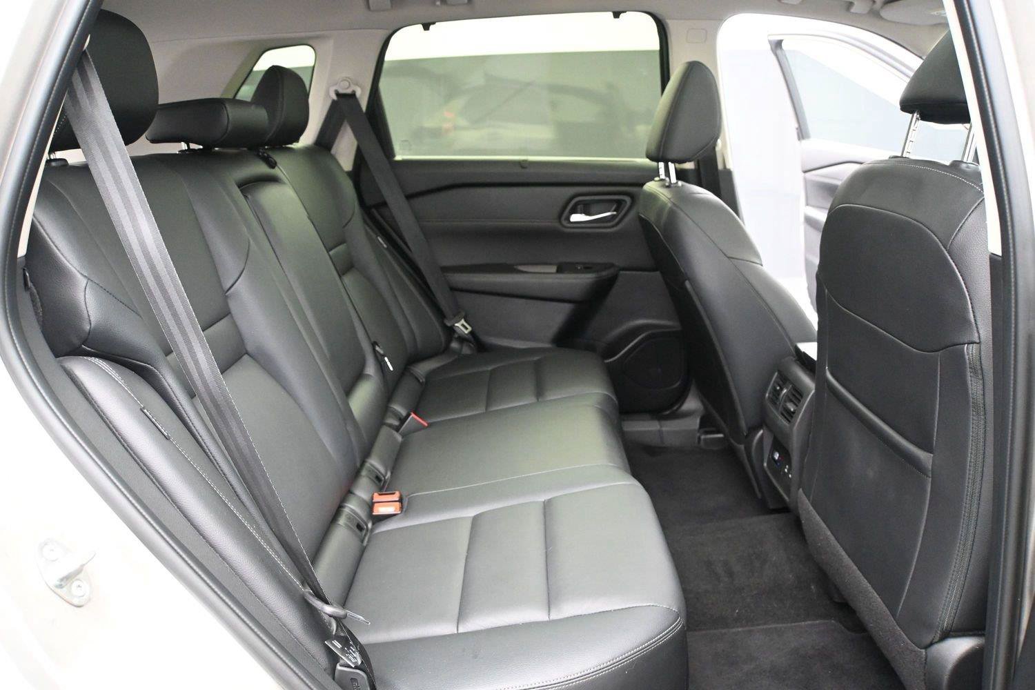 Certified 2025 Nissan Rogue SL w/ SL Premium Package AWD/4WD image 17