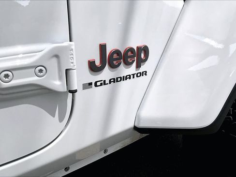 Used 2025 Jeep Gladiator Mojave AWD/4WD image 10