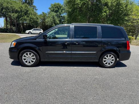 Used 2014 Chrysler Town & Country Touring FWD image 3