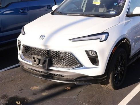 Used 2024 Buick Encore GX Sport Touring image 2