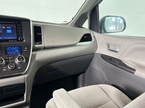 Used 2018 Toyota Sienna LE FWD image 25