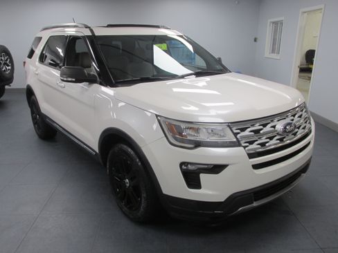 Used 2019 Ford Explorer XLT w/ Equipment Group 201A image 3