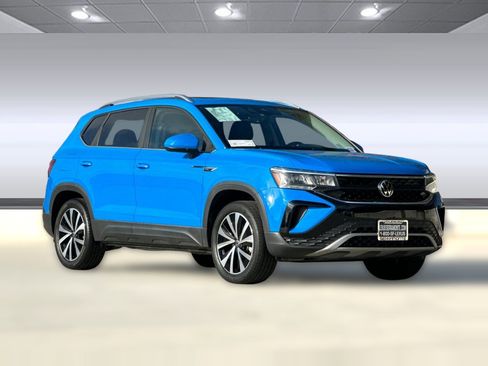 Used 2023 Volkswagen Taos SE w/ Panoramic Sunroof Package image 6